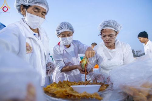 ภาพ No.108076:พิธีถวายภัตตาหารเป็นสังฆทาน แด่คณะพระธรรมยาตราฯ ในโครงการธรรมยาตรากตัญญูบูชา มหาปูชนียาจารย์ พระมงคลเทพมุนี(สด จนฺทสโร) พระผู้ปราบมาร อนุสรณ์สถาน 7 แห่ง ปีที่ 12 วันที่ 8 มกราคม พ.ศ. 2567 ณ อนุสรณ์สถานมหาวิหารพระมงคลเทพมุนี (โลตัสแลนด์) อ.สองพี่น้อง จ.สุ