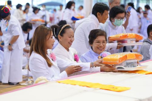 ภาพ No.202671:พิธีถวายภัตตาหารเป็นสังฆทาน แด่พระธรรมยาตรา ณ วัดพระธรรมกาย ตำบลคลองสาม อำเภอคลองหลวง จังหวัดปทุมธานี ในโครงการธรรมยาตรา กตัญญูบูชา มหาปูชนียาจารย์ พระมงคลเทพมุนี(สด จนฺทสโร) พระผู้ปราบมาร อนุสรณ์สถาน 7 แห่ง ปีที่ 13 วันที่ 28 มกราคม พ.ศ. 2568