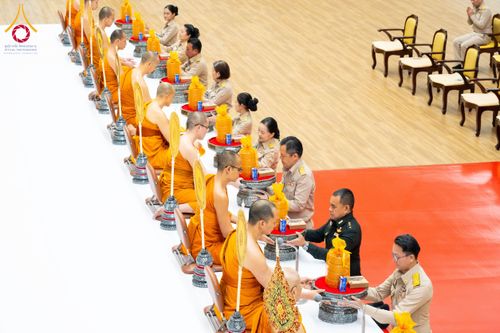 ภาพ No.208948:พระบาทสมเด็จพระเจ้าอยู่หัว ทรงมีพระราชศรัทธาทรงพระกรุณาโปรดเกล้าฯ ให้บำเพ็ญพระราชกุศลถวายภัตตาหารพระราชทาน การสอบบาลีสนามหลวง ณ วัดพระธรรมกาย ย อ.คลองหลวง จ.ปทุมธานี วันที่ 23-24 กุมภาพันธ์ พ.ศ. 2568