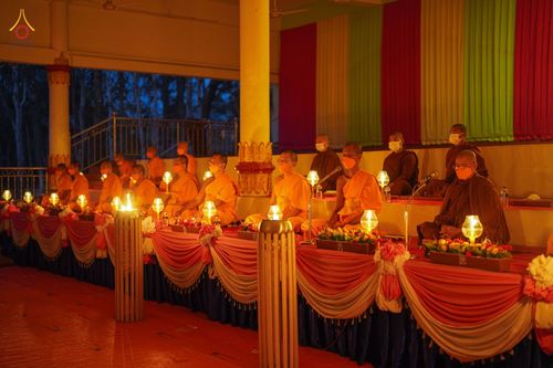 ภาพ No.76543:คณะสงฆ์และสามเณรบังกลาเทศ ปฎิบัติธรรมและจุดโคมประทีปถวายเป็นพุทธบูชา วันที่ 17 กุมภาพันธ์ พ.ศ. 2566