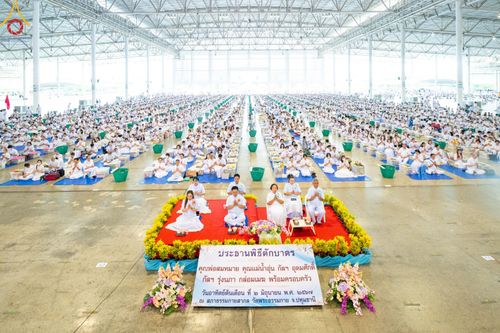 ภาพ No.139052:พิธีตักบาตร , พิธีบูชาข้าวพระ ณ ห้องแก้วสารพัด 1 สภาธรรมกายสากล วัดพระธรรมกาย วันอาทิตย์ต้นเดือนที่ 2 มิถุนายน พ.ศ. 2567