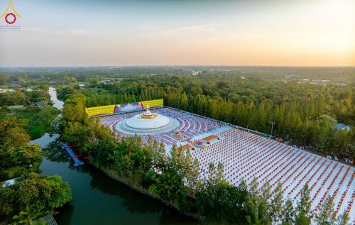 ภาพ No.192945:พิธีตักบาตรพระธรรมยาตรา ณ อนุสรณ์สถานคลองบางนางแท่น อ.สามพราน จ.นครปฐม ในโครงการธรรมยาตรา กตัญญูบูชา มหาปูชนียาจารย์ พระมงคลเทพมุนี(สด จนฺทสโร) พระผู้ปราบมาร อนุสรณ์สถาน 7 แห่ง ปีที่ 13 วันที่ 11 มกราคม พ.ศ.2568