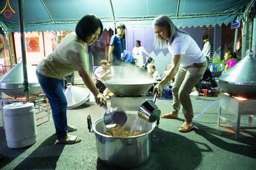 ภาพ No.151618:V.55 ทีมใหญ่ที่หาดใหญ่ เจ้าหน้าที่ทุกสถานะ หลายสัญชาติ ร่วมกันจัดงานตักบาตรที่หาดใหญ่ วันที่ 10-11 สิงหาคม พ.ศ. 2567