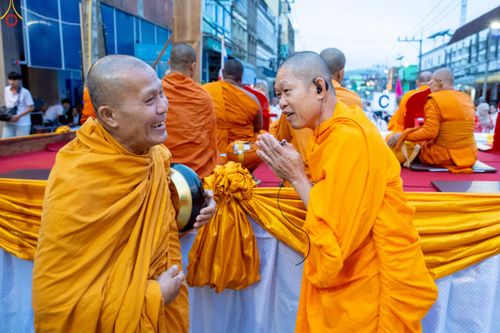 ภาพ No.245810:วันที่ 13-14 กันยายน พ.ศ. 2568 เจ้าหน้าที่ทุกสถานะ ทุกส่วนงาน ร่วมแรงร่วมใจ ปฏิบัติหน้าที่ เตรียมงาน เก็บงาน ตักบาตรพระ 555 รูป อ.เบตง จยะลา