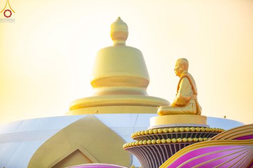 ภาพ No.201014:พิธีตักบาตรพระธรรมยาตรา ณ อนุสรณ์สถานลำดับที่ 5 สถานที่เผยแผ่วิชชาธรรมกายครั้งแรก อนุสรณ์สถานบางปลา วัดบางปลา อำเภอบางเลน จังหวัดนครปฐม ในโครงการธรรมยาตรา กตัญญูบูชา มหาปูชนียาจารย์ พระมงคลเทพมุนี(สด จนฺทสโร) พระผู้ปราบมาร อนุสรณ์สถาน 7 แห่ง ปีที่ 13