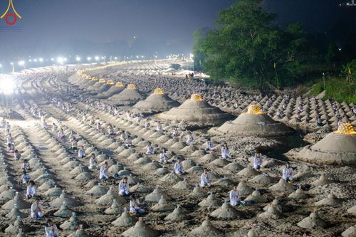 ภาพ No.138627:Photo Story  มหัศจรรย์วัดดงดินแดง Episode 6 พระภิกษุ-สามเณร ในโครงการบรรพชาอุปสมบทหมู่  กว่า 500 รูป และศีลจาริณีกว่า 300 คน ร่วมกันก่อพระเจดีย์ทราย 20,000 องค์ และจุดประทีป  บูชาธรรม 80 ปี หลวงพ่อธมฺมชโย กลางลำน้ำแม่ตื่น