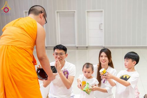 ภาพ No.60763:พิธีตักบาตรพระภิกษุสามเณร ธรรมทายาทระดับอุดมศึกษา วันเสาร์ที่ 20 เมษายน พ.ศ. 2567 ณ ห้องปฎิบัติธรรม ชั้นลอย มหารัตนวิหารคด 13 วัดพระธรรมกาย จ.ปทุมธานี