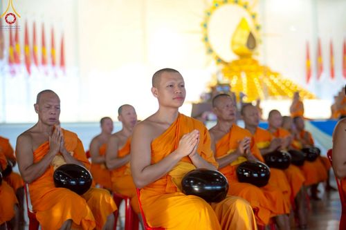 ภาพ No.221963:วันที่ 4 พฤษภาคม พ.ศ. 2568 พิธีตักบาตร เนื่องในวันอาทิตย์ต้นเดือน ณ บ้านแก้วเรือนทองคุณยายฯ วัดพระธรรมกาย