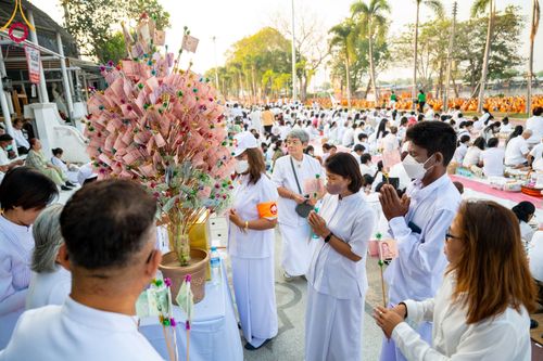 ภาพ No.101806:ตักบาตรพระ 10,000 รูป เติมบุญให้แผ่นดิน เนื่องในโอกาส 192 ปี จังหวัดกาญจนบุรี หนึ่งในโครงการตักบาตรพระ 2,000,000 รูป  77 จังหวัดทุกวัดทั่วไทย วันจันทร์ที่ 11 ธันวาคม พ.ศ. 2566 บริเวณถนนสองแคว (SKY WALK) เมืองกาญจนบุรี