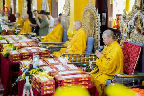 ภาพ No.274099:วันที่ 23 พฤศจิกายน พ.ศ. 2568 ประธานมูลนิธิธรรมกาย ถวายปัจจัยสมทบกฐินแด่ วัดเทียนเวียนเฟื้อกเซิน ศูนย์วิปัสสนาที่มีชื่อเสียง มากกว่า 50 ปีในเวียดนาม