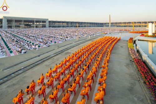 ภาพ No.105232:พิธีตักบาตรฉลองพระบวชใหม่ รุ่นบูชาธรรมมหาปูชนียาจารย์ และต้อนรับศักราชใหม่ วันจันทร์ที่ 1 มกราคม พ.ศ. 2567 ณ ลานธรรมพระมหาธรรมกายเจดีย์ วัดพระธรรมกาย