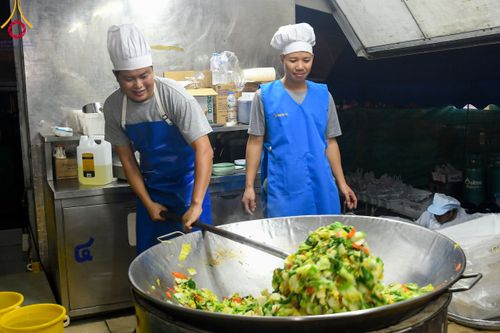 ภาพ No.108987:พิธีถวายภัตตาหารเป็นสังฆทาน แด่คณะพระธรรมยาตราฯ ในโครงการธรรมยาตรากตัญญูบูชา มหาปูชนียาจารย์ พระมงคลเทพมุนี(สด จนฺทสโร) พระผู้ปราบมาร อนุสรณ์สถาน 7 แห่ง ปีที่ 12 วันที่ 9 มกราคม พ.ศ. 2567 ณ อนุสรณ์สถานคลองบางนางแท่น  อ.สามพราน จ.นครปฐม