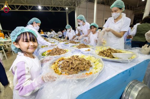 ภาพ No.203660:พิธีถวายภัตตาหารเป็นสังฆทาน แด่พระธรรมยาตรา ณ วัดพระธรรมกาย ตำบลคลองสาม อำเภอคลองหลวง จังหวัดปทุมธานี ในโครงการธรรมยาตรา กตัญญูบูชา มหาปูชนียาจารย์ พระมงคลเทพมุนี(สด จนฺทสโร) พระผู้ปราบมาร อนุสรณ์สถาน 7 แห่ง ปีที่ 13 วันที่ 30 มกราคม พ.ศ. 2568