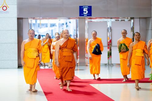 ภาพ No.146077:วันมหารำลึก ครั้งที่ 34 พิธีร่วมรำลึกถึงนักสร้างบารมีที่ล่วงลับไปแล้ว , พิธีสวดพระพุทธมนต์ ณ ห้องแก้วสารพัดนึก 1 วัดพระธรรมกาย วันเสาร์ที่ 27 กรกฎาคม พ.ศ. 2567