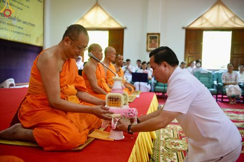 ภาพ No.135557:พิธีขอขมามอบผ้าไตร, พิธีบรรพชาสามเณร ในโครงการบรรพชาสามเณร ฟื้นฟูพระพุทธศาสนาทั่วไทย ณ วัดพระพุทธบาท ราชวรมหาวิหาร อ.พระพุทธบาท จ.สระบุรี วันที่ 6 เมษายน พ.ศ. 2567