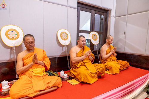 ภาพ No.230924:วันอังคารที่ 1 กรกฎาคม พ.ศ. 2568 ผู้ว่าราชการจังหวัดปทุมธานี เป็นประธานพิธีต้อนรับ สัญญาบัตร พัดยศ พระครูสัญญาบัตรสายต่างประเทศ วัดพระธรรมกาย ประจำปี พ.ศ. 2568 จำนวน 19 รูป