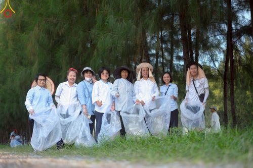 ภาพ No.220452:วันที่ 23-25 เมษายน พ.ศ. 2568 เจ้าหน้าที่และสาธุชนช่วยกัน รับบุญเก็บงานวันคุ้มครองโลก ณ วัดพระธรรมกาย