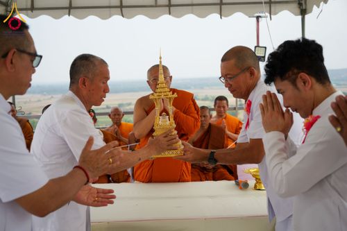 ภาพ No.131434:พิธีอัญเชิญพระบรมสารีริกธาตุ และองค์พระพุทธรัตนกายสิทธิ์ ติดตั้งองค์พระเจดีย์จตุรทิศ ถวายองค์พระเจดีย์ ลานธรรมและกำแพงแก้ว ถวายเป็นพุทธบูชา น้อมถวายบูชาธรรมหลวงพ่ออายุวัฒนมงคล ๘๐ พรรษา วันเสาร์ที่ ๑๖ มีนาคม พ.ศ. ๒๕๖๗ ณ วัดเขาพญาปราบ ต.ตะขบ อ.ปักธงชัย จ.น