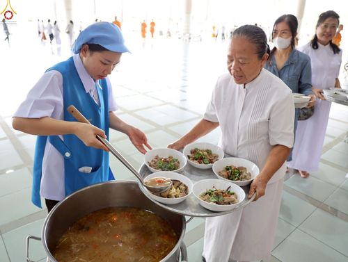 ภาพ No.226899:วันเสาร์ที่ 31 พฤษภาคม พ.ศ. 2568 พิธีถวายภัตตาหารเมนูสวรรค์ "เพื่อการบรรลุธรรม" ณ หอฉันคุณยายอาจารย์ วัดพระธรรมกาย