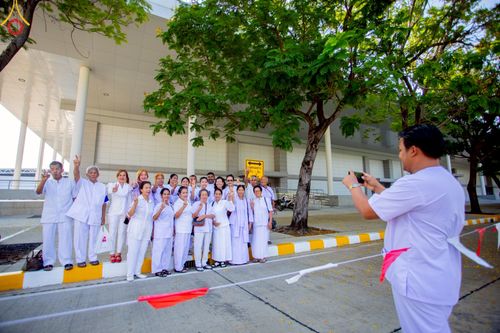ภาพ No.219262:บรรยากาศการเดินทางเข้าวัดพระธรรมกาย , การต้อนรับปฏิสันถาร , การฉันภัตตาหารเช้า , การลงทะเบียนพระสังฆาธิการ  เนื่องในวันคุ้มครองโลก พิธีถวายมหาสังฆทานคณะสงฆ์ 40,000 กว่าวัดทั่วประเทศ ณ วัดพระธรรมกาย