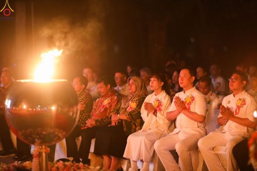 ภาพ No.104199:พิธีจุดประทีป ถวายเป็นพุทธบูชา สามเณรธรรมทายาทชาวอินโดนีเซียกว่า 1,000 รูป ณ มหาเจดีย์บุโรพุทโธ ประเทศอินโดนีเซีย ในวันที่ 23 ธันวาคม พ.ศ. 2566