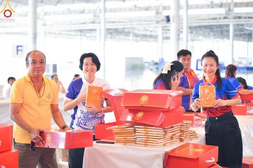 ภาพ No.212012:วันจันทร์ที่ 17 มีนาคม พ.ศ. 2568 บุญบรรจุกล่องไทยธรรม เพื่อถวายแด่พระสังฆาธิการ 40,000 กว่าวัดทั่วไทย ในวันคุ้มครองโลก 22 เมษายน พ.ศ. 2568 ณ บ้านแก้วเรือนทองคุณยายฯ วัดพระธรรมกาย