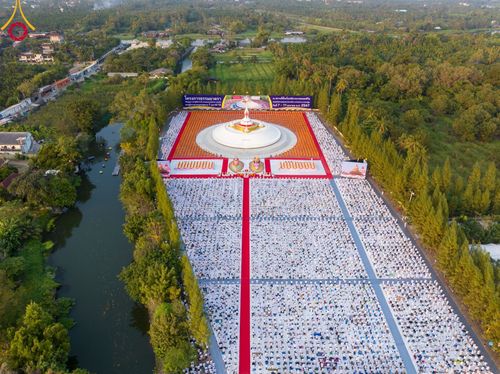 ภาพ No.109561:พิธีจุดประทีปถวายเป็นพุทธบูชา และบูชาธรรมมหาปูชนียาจารย์ วันที่ 10 มกราคม พ.ศ. 2567 ณ อนุสรณ์สถานคลองบางนางแท่น อ.สามพราน จ.นครปฐม