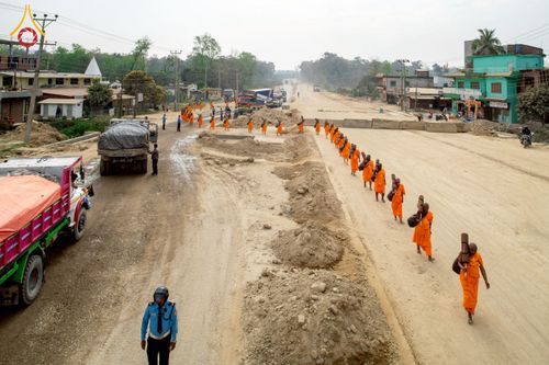 ภาพ No.212888:วันที่ 14 - 15 มีนาคม พ.ศ. 2568 คณะสงฆ์และสามเณรเดินธรรมยาตรา ในโครงการบวชสามเณรเนปาล 500 รูป ไปยังสถานที่รอบมายาเทวีและลุมพินีเกรด ณ ลุมพินี ประเทศเนปาล