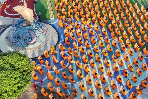 ภาพ No.184708:พิธีตักบาตรพระ 10,000 รูป ครั้งที่ 3 เนื่องในโอกาส 193 ปี จังหวัดกาญจนบุรี อุทิศส่วนกุศลให้แด่บรรพชน และเพื่อช่วยเหลือผู้ประสบภัยพิบัติต่างๆ วันเสาร์ที่ 21 ธันวาคม พ.ศ. 2567