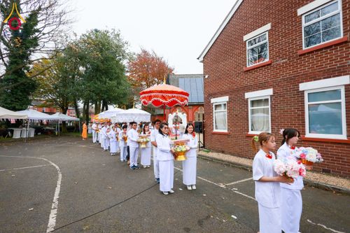 ภาพ No.175314:พิธีทอดกฐิน วัดพระธรรมกายแมนเชสเตอร์ เอดจลีย์ สต็อคพอร์ต ประเทศอังกฤษ ในโครงการกฐินสามัคคีทั่วไทย 30,000 วัด บูชาธรรม 80 ปี หลวงพ่อธัมมชโย โดยคณะศิษยานุศิษย์วัดพระธรรมกาย วันที่ 10 พฤศจิกายน พ.ศ. 2567