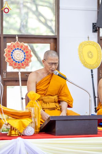 ภาพ No.179584:พิธีเจริญพระพุทธมนต์ พิธีทำบุญตักบาตรถวายพระราชกุศล และพิธีวางพานพุ่มดอกไม้ถวายราชสักการะ  แด่พระบาทสมเด็จพระบรมชนกาธิเบศร มหาภูมิพลอดุลยเดชมหาราช บรมนาถบพิตร เนื่องในวันคล้ายวันพระบรมราชสมภพ วันชาติ และวันพ่อแห่งชาติ วันพฤหัสบดีที่ 5 ธันวาคม พ.ศ. 2567 ณ