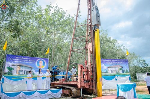 ภาพ No.83088:พิธีทอดผ้าป่าและพิธีตอกเสาเข็มมงคลสถาปนา  กุฏิพระผู้ปราบมาร  พระมงคลเทพมุนี (สด จนฺทสโร)  ณ ศูนย์ปฏิบัติธรรมพัทลุง อ.เขาชัยสน จ.พัทลุง ในวันเสาร์ ที่ 24 มิถุนายน พ.ศ.2566