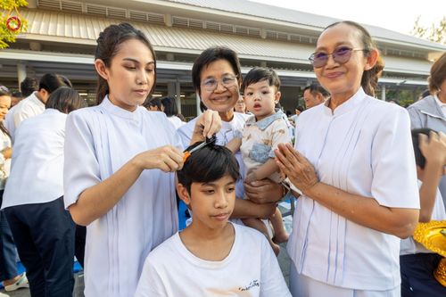 ภาพ No.132887:พิธีตัดปอยผม โครงการหน่อแก้วเปรียญธรรม รุ่นที่ 12 ณ ค่ายจองแชมป์ หมู่กฏิสามเณรเปรียญธรรม วัดพระธรรมกาย วันอาทิตย์ที่ 31 มีนาคม พ.ศ. 2567