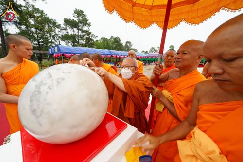 ภาพ No.174086:พิธีวางศิลาฤกษ์มหาสมบัติ โปรยรัตนชาติบ่อมงคลเศรษฐี ติดแผ่นทอง ลูกนิมิต - ช่อฟ้า เพื่อสถาปนาสร้างอุโบสถ บูชาธรรม 80 ปีหลวงพ่อธัมมชโย ณ วัดทุ่งเจริญธรรม อ.อมก๋อย จ.เชียงใหม่ วันที่ 8 พฤศจิกายน พ.ศ. 2567