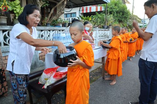 ภาพ No.61057:สามเณรออกบิณฑบาต และกิจกรรมอบรมสามเณร ในโครงการบรรพชาสามเณรฟื้นฟู พระพุทธศาสนาทั่วไทย ณ ศูนย์อบรมที่พักสงฆ์บ้านร่มเย็น จ.นราธิวาส วันที่ 2-15 เมษายน พ.ศ. 2567