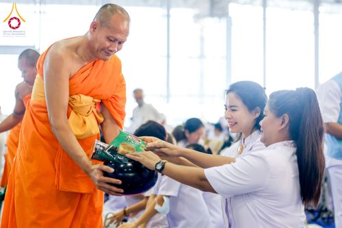 ภาพ No.209319:วันอาทิตย์ที่ 2 มีนาคม พ.ศ. 2568 พิธีตักบาตร ข้าวสารอาหารแห้ง ณ บ้านแก้วเรือนทองคุณยายฯ สภาธรรมกายสากล วัดพระธรรมกาย