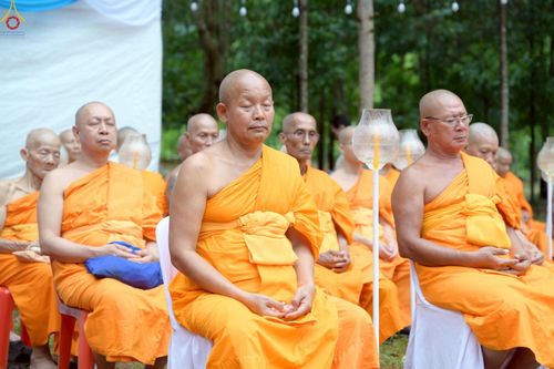 ภาพ No.238333:วันเสาร์ที่ 9 สิงหาคม พ.ศ. 2568 พิธีกลั่นแผ่นดิน โปรยทราย และจุดประทีปถวายเป็นพุทธบูชา จ.ระยอง สถาปนาองค์พระเจดีย์เพื่อสร้างสันติภาพโลก ณ ศูนย์ปฏิบัติธรรมระยอง(บ้านช่องลม) ต.บางบุตร อ.บ้านค่าย จ.ระยอง