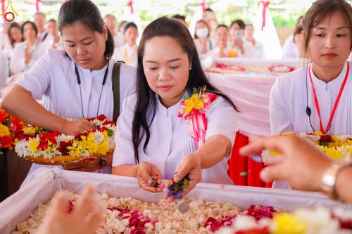 ภาพ No.104148:พิธีโปรยรัตนชาติ วางศิลาฤกษ์ สามเณรธรรมทายาทชาวอินโดนีเซียกว่า 1,000 รูป ณ มหาเจดีย์บุโรพุทโธ ประเทศอินโดนีเซีย ในวันที่ 21 ธันวาคม พ.ศ. 2566