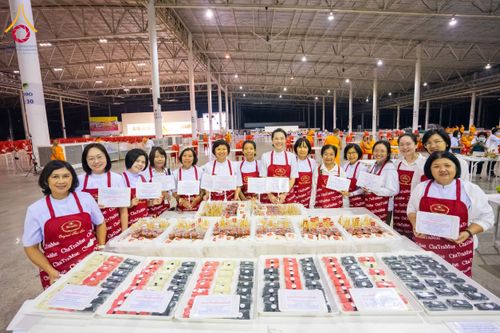 ภาพ No.202292:พิธีถวายภัตตาหารเป็นสังฆทาน แด่พระธรรมยาตรา ณ วัดพระธรรมกาย ตำบลคลองสาม อำเภอคลองหลวง จังหวัดปทุมธานี ในโครงการธรรมยาตรา กตัญญูบูชา มหาปูชนียาจารย์ พระมงคลเทพมุนี(สด จนฺทสโร) พระผู้ปราบมาร อนุสรณ์สถาน 7 แห่ง ปีที่ 13 วันที่ 27 มกราคม พ.ศ. 2568