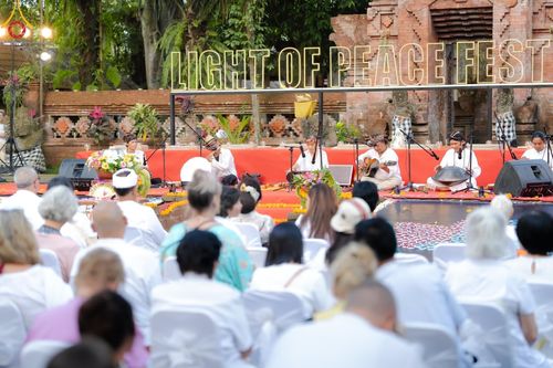 ภาพ No.156369:วัดพุทธบาหลีและวัดพระธรรมกาย จัดปฏิบัติธรรมนานาชาติ 1,151 คนจาก 78 ประเทศ ใน "วันสันติภาพสากล" ณ บาหลี อินโดนีเซีย วันเสาร์ที่ 21 กันยายน พ.ศ. 2567 เวลา 16.00-21.00 น. ณ พิพิธภัณฑ์ ARMA เมืองอูบุด จังหวัดบาหลี ประเทศอินโดนีเซีย