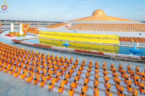 ภาพ No.187730:พิธีตักบาตรฉลองพระใหม่ ต้อนรับพุทธศักราช 2568 ณ ลานธรรมพระมหาธรรมกายเจดีย์ วัดพระธรรมกาย จ.ปทุมธานี วันที่ 1 มกราคม พ.ศ. 2568