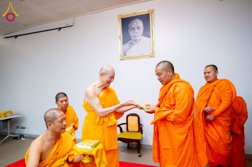 ภาพ No.222962:วันที่ 23 เมษายน พ.ศ. 2568 หลวงพ่อทัตตชีโวต้อนรับคณะสงฆ์ World Pec ณ อาคาร 100 ปี คุณยายมหารัตนอุบาสิกาจันทร์ ขนนกยูง วัดพระธรรมกาย