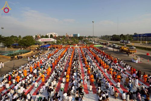 ภาพ No.276902:วันเสาร์ที่ 6 ธันวาคม พ.ศ. 2568 พิธีตักบาตรพระ 1,000 รูป อุทิศถวายพระราชกุศลสมเด็จพระนางเจ้าสิริกิติ์ พระบรมราชินีนาถ พระบรมราชชนนี พันปีหลวง และ ทำบุญเมืองลำปาง ครบรอบ 1,345 ปี ณ ลานพระบรมราชานุสาวรีย์สมเด็จพระนเรศวรมหาราชนครลำปาง อ.เกาะคา จ.ลำปาง