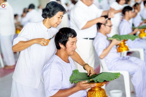 ภาพ No.248587:วันที่ 28 กันยายน พ.ศ. 2568 พิธีตัดปอยผม และปลงผม โครงการอุปสมบทบูชาธรรม 141 ปี พระมงคลเทพมุนี ณ วิหารคด วัดพระธรรมกาย