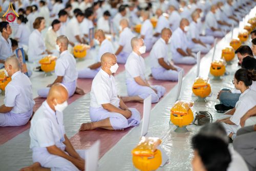 ภาพ No.62718:พิธีขอขมามอบผ้าไตร ในโครงการอุปสมบทหมู่ บูชาธรรมหลวงพ่อธัมมชโย พ.ศ.2567  โครงการอุปสมบทหมู่ธรรมทายาท ระดับอุดมศึกษา รุ่นที่51 (ภาคฤดูร้อน) โครงการบวชพระนานาชาติ AEC และ WAB รุ่นผู้บริหาร(รุ่นที่2) ณ ลานธรรม พระมหาธรรมกายเจดีย์ วันที่ 13 เมษายน พ.ศ. 2567
