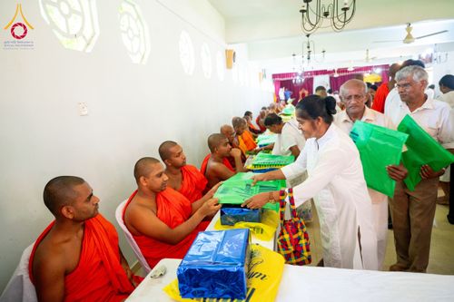 ภาพ No.175890:พิธีทอดผ้าป่าสมทบกฐิน ณ วัดธัมเมสวา รามายา มาตะเล ศรีลังกา โดยมูลนิธิธรรมกาย ในนามหลวงพ่อธัมมชโย วันที่ 9 พฤศจิกายน พ.ศ. 2567