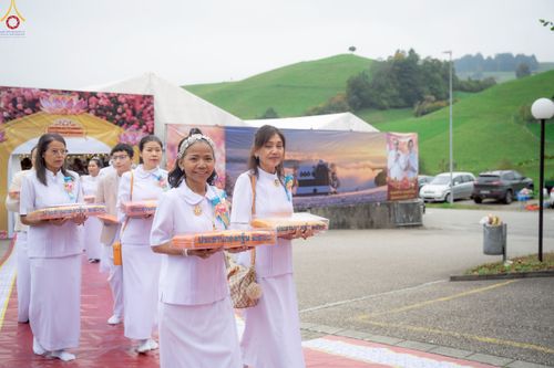 ภาพ No.256028:วันที่ 12 ตุลาคม พ.ศ. 2568 พิธีทอดกฐินวัดพระธรรมกายสวิตเซอร์แลนด์  ณ หอประชุมโรงเรียน Obergoldbach เมือง Bern ประเทศสวิตเซอร์แลนด์