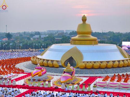 ภาพ No.200594:พิธีจุดประทีปถวายเป็นพุทธบูชา และบูชาธรรมมหาปูชนียาจารย์ ณ อนุสรณ์สถานบางปลา วัดบางปลา อำเภอบางเลน จังหวัดนครปฐม ในโครงการธรรมยาตรา กตัญญูบูชา มหาปูชนียาจารย์ พระมงคลเทพมุนี(สด จนฺทสโร) พระผู้ปราบมาร อนุสรณ์สถาน 7 แห่ง ปีที่ 13 วันที่ 23 มกราคม พ.ศ. 2568