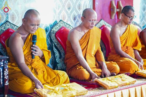 ภาพ No.146680:พิธีต้อนรับสัญญาบัตร พัดยศ ผ้าไตร ในโอกาสที่พระบาทสมเด็จพระเจ้าอยู่หัว ทรงพระกรุณาโปรดพระราชทานสัญญาบัตรตั้งสมณศักดิ์ พระวิมลศาสนวิเทศ (สำรวจ กมโล) เจ้าอาวาสวัดไทยนอร์เวย์ เป็นพระราชาคณะชั้นราช ในราชทินนามที่ “พระราชวชิรศาสนวิเทศ”