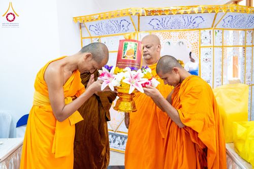 พิธีทอดผ้าป่าสมทบกฐิน ณ วัดศรีสุมนะ วิเวกรามายา เมืองมาตะเล ศรีลังกา โดยมูลนิธิธรรมกาย ในนามหลวงพ่อธัมมชโย วันที่ 8 พฤศจิกายน พ.ศ. 2567